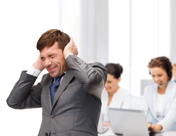 Стрессовый бизнесмен или учитель закрывает уши — стоковое фото