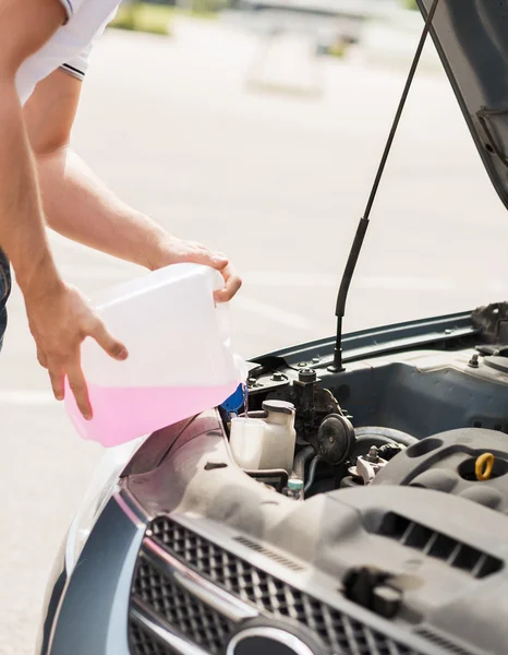 Hombre llenar el tanque de agua del parabrisas —  Fotos de Stock