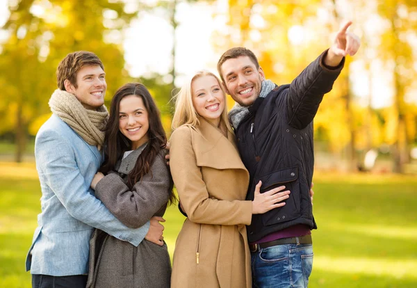 Groep vrienden met plezier in herfst park — Stockfoto