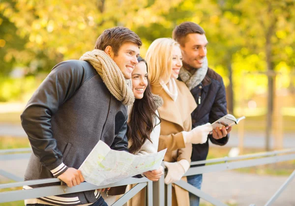 Paare mit Touristenkarte im Herbstpark — Stockfoto