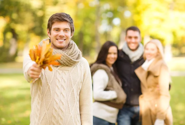 Grupp vänner ha kul i höst park — Stockfoto