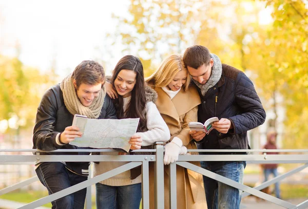 Paren met een toeristische kaart in de herfst park — Stockfoto