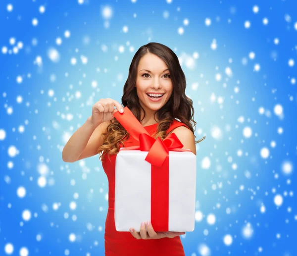 Mujer sonriente en vestido rojo con caja de regalo —  Fotos de Stock