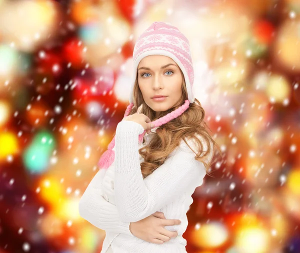 Vacker kvinna i vinter mössa — Stockfoto