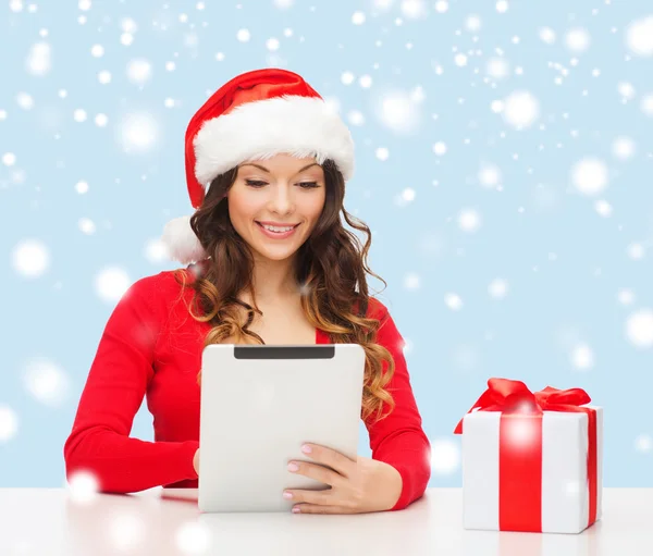 Mujer con caja de regalo y tablet PC — Foto de Stock