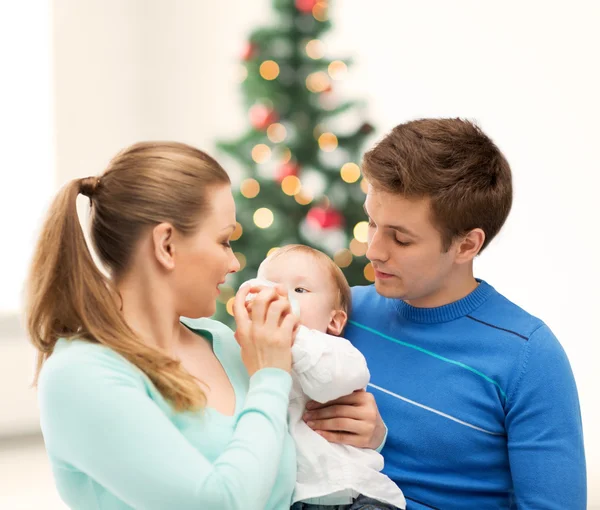 Familie und entzückendes Baby mit Fütterungsflasche — Stockfoto