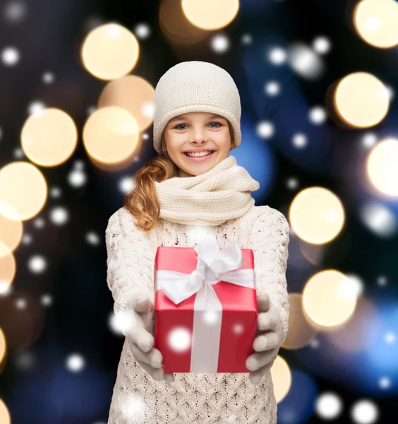 Chica en sombrero, silenciador y guantes con caja de regalo —  Fotos de Stock