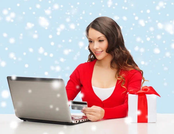 Woman with gift, laptop computer and credit card — Stock Photo, Image