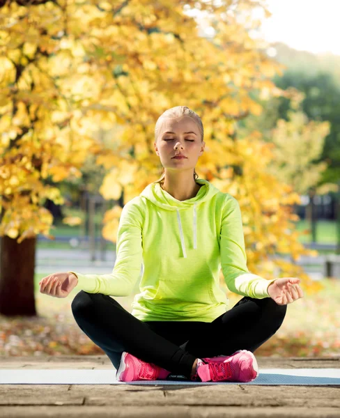 Kvinna som gör yoga utomhus — Stockfoto