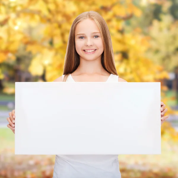 Niña con pizarra blanca en blanco —  Fotos de Stock