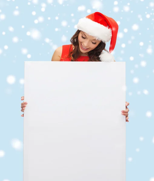 Vrouw in helper kerstmuts met een leeg wit bord — Stockfoto