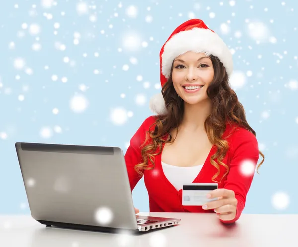 Santa helper kvinna med laptop och kreditkort — Stockfoto