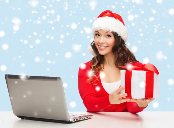 Frau mit Geschenkbox und Laptop — Stockfoto