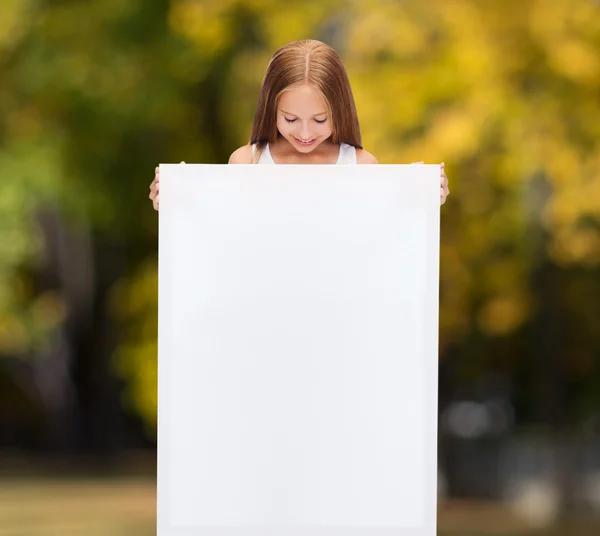 Niña con pizarra blanca en blanco — Foto de Stock