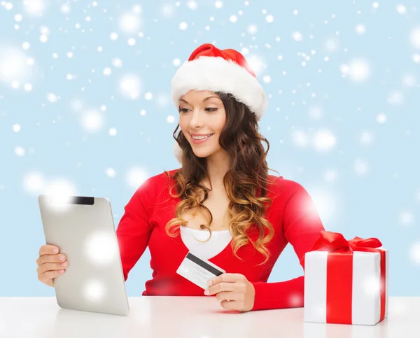 Mujer con regalo, tablet PC y tarjeta de crédito — Foto de Stock