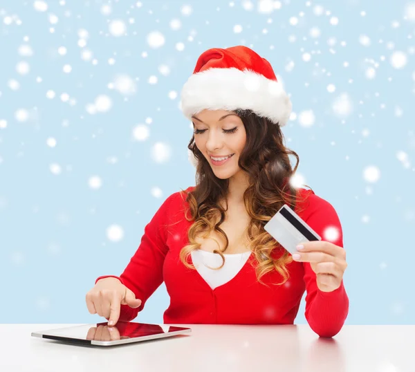Femme avec cadeau, tablette pc et carte de crédit — Photo