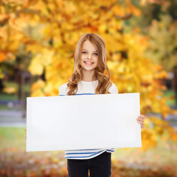 Kleines Mädchen mit leerem weißen Brett — Stockfoto