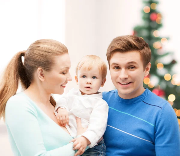 Genitori felici che giocano con il bambino adorabile — Foto Stock