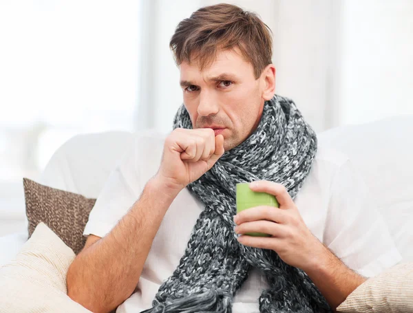 Hombre enfermo con gripe en casa —  Fotos de Stock