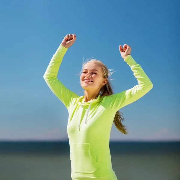 Vrouw loper vieren overwinning — Stockfoto