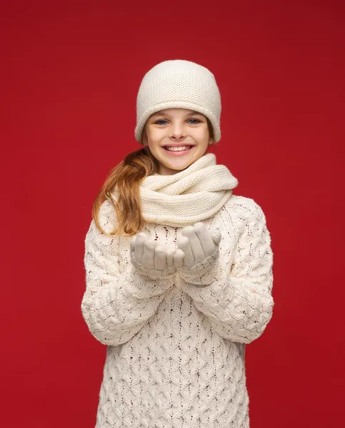 Chica en ropa de invierno con algo en las palmas — Foto de Stock