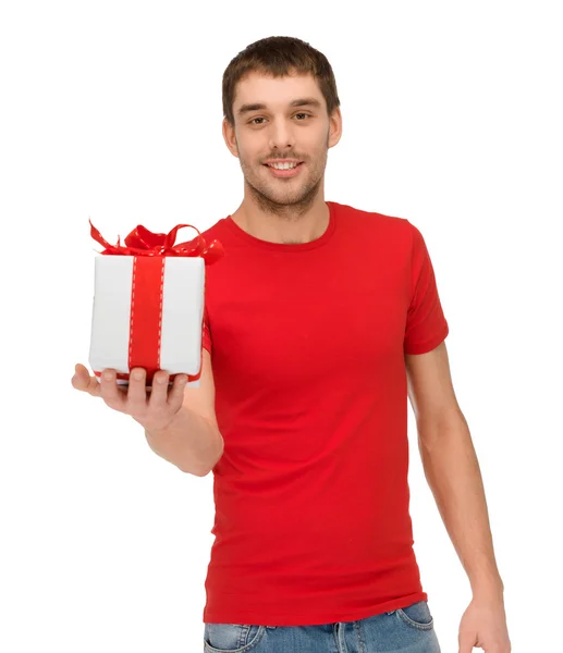 Homme souriant en chemise rouge avec boîte cadeau — Photo