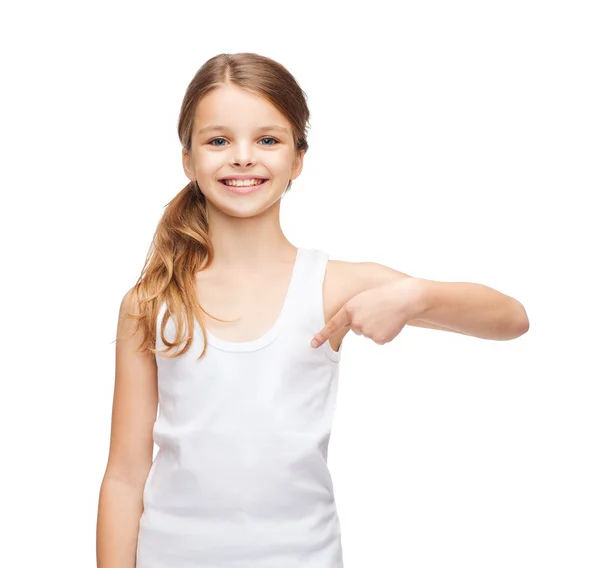 Sorrindo adolescente menina em branco camisa branca — Fotografia de Stock