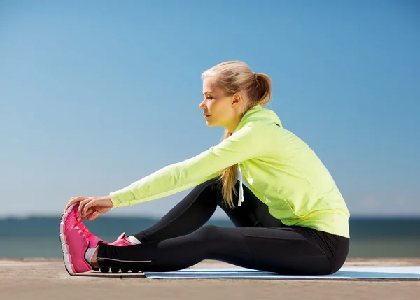 Vrouw doen buiten sport — Stockfoto