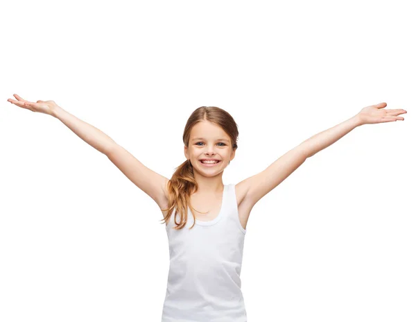 Улыбающаяся девочка-подросток с поднятыми руками — стоковое фото