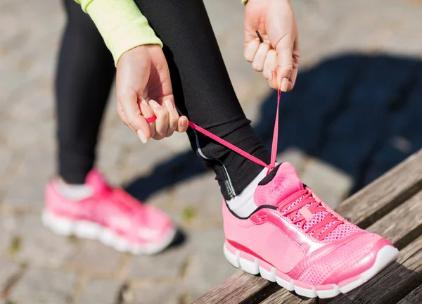 Runner woman lacing traers shoes — Stok Foto