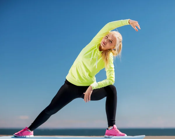 Femme faisant du sport à l'extérieur — Photo