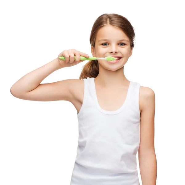 在刷她的牙齿的空白白衬衫的女孩 — 图库照片