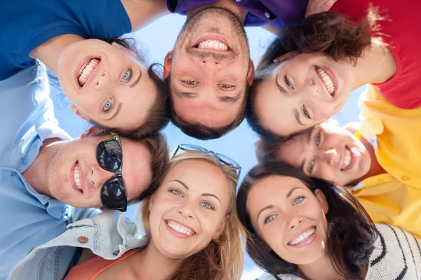 Gruppe von Teenagern schaut nach unten — Stockfoto