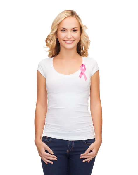 Жінка з рожевою стрічкою поінформованості про рак — стокове фото