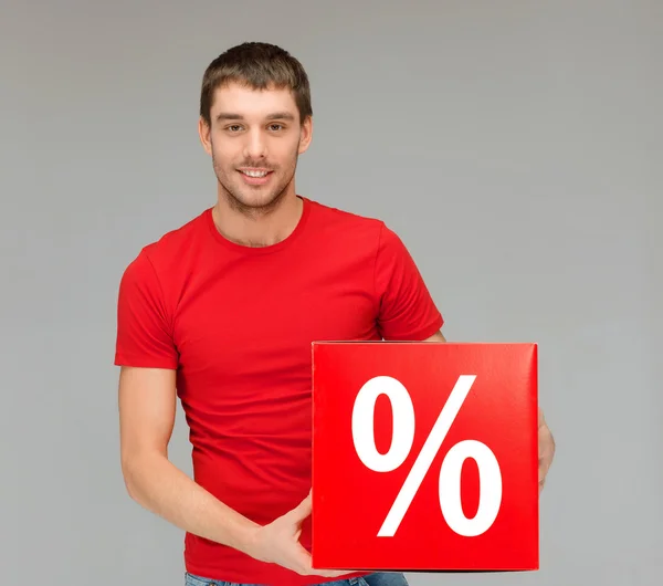 Homem de camisa com sinal de venda por cento vermelho — Fotografia de Stock