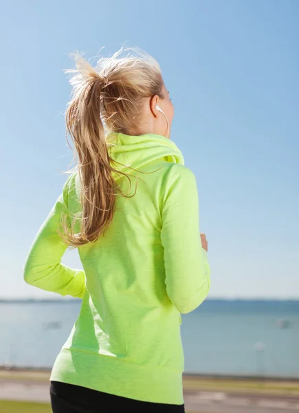 Femme faisant courir à l'extérieur — Photo