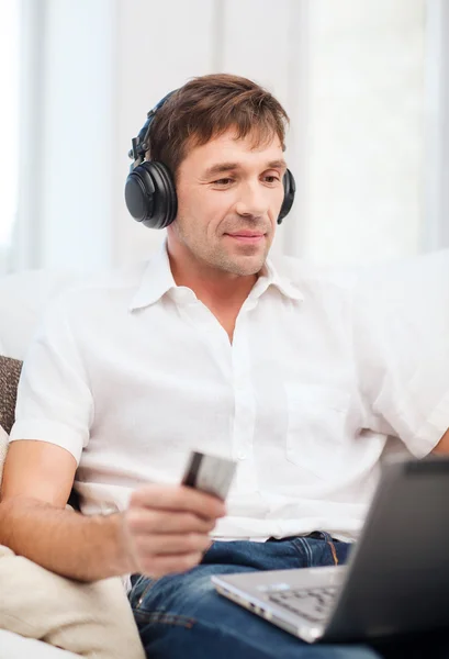 Hombre con auriculares escuchando música — Foto de Stock