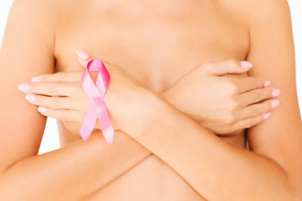 乳房癌意識のリボンで裸の女性 ロイヤリティフリーのストック写真