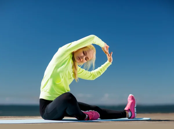 Žena, která dělá sport venku — Stock fotografie