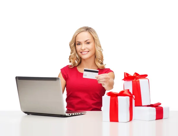 Vrouw met geschenken, laptopcomputer en credit card — Stockfoto