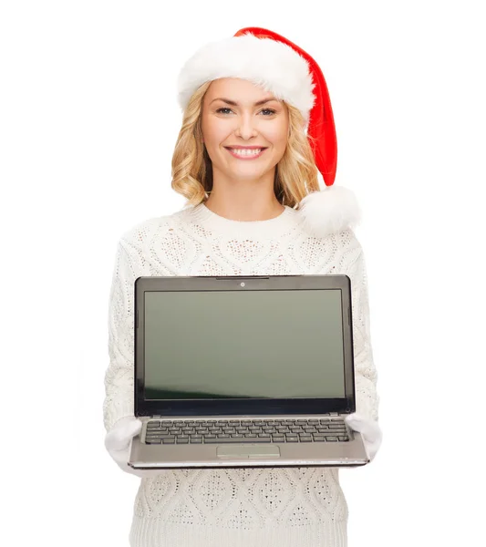 ラップトップ コンピューターとサンタ ヘルパー帽子の女 — ストック写真