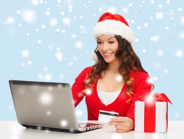 Vrouw met cadeau, laptopcomputer en credit card — Stockfoto