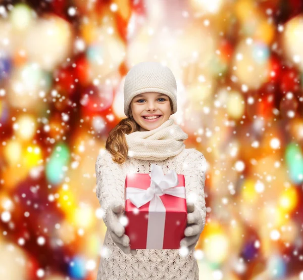 Meisje in muts, uitlaat en handschoenen met doos van de gift — Stockfoto