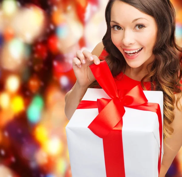 Mujer sonriente en vestido rojo con caja de regalo —  Fotos de Stock