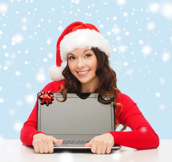 Femme dans santa chapeau d'aide avec ordinateur portable — Photo