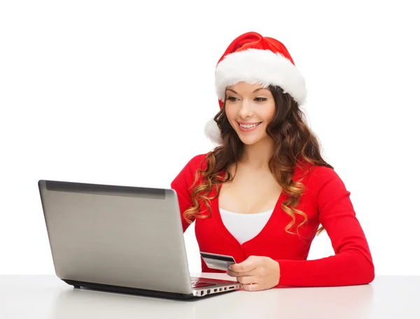 Santa helper vrouw met laptop en credit card — Stockfoto