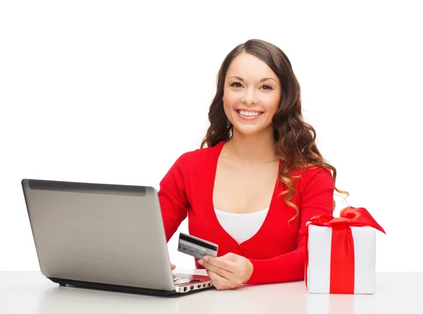 Mujer con regalo, ordenador portátil y tarjeta de crédito — Foto de Stock