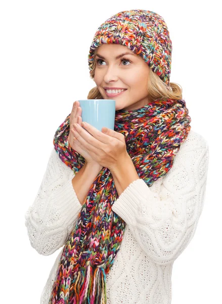 Frau mit Hut mit rotem Tee oder Kaffeebecher — Stockfoto