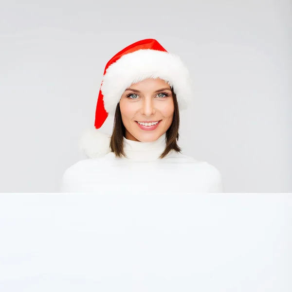 Vrouw in helper kerstmuts met een leeg wit bord — Stockfoto