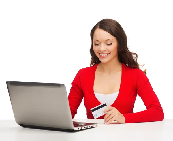 Happy woman with laptop computer and credit card — Stock Photo, Image